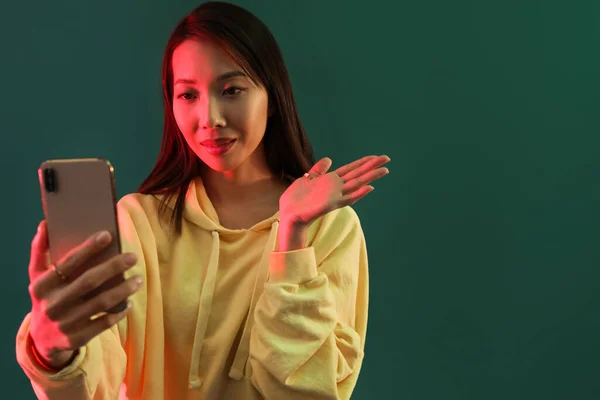 Kvinna Asiatisk Bloggare Med Smartphone Grön Bakgrund — Stockfoto