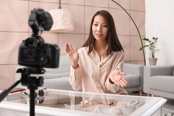 Feminino Asiático Beleza Blogueiro Com Jóias Gravação Vídeo Estúdio — Fotografia de Stock