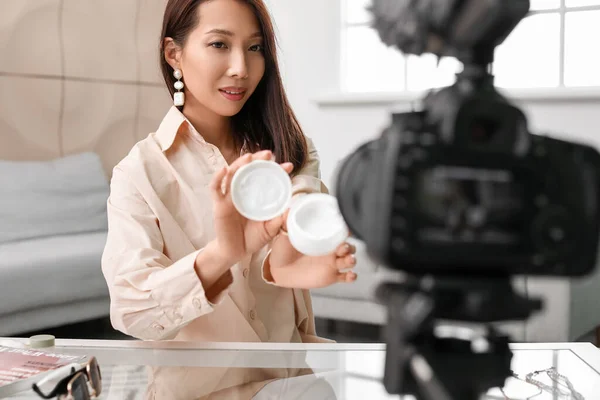 Ázsiai Szépség Blogger Kozmetikai Felvétel Videó Stúdióban — Stock Fotó