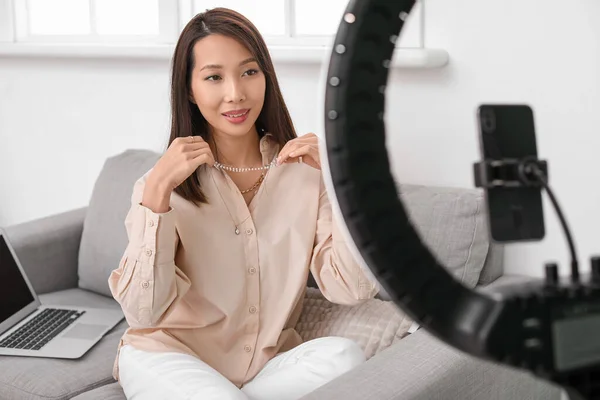 Feminino Asiático Beleza Blogueiro Com Jóias Gravação Vídeo Estúdio — Fotografia de Stock