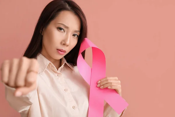 Mujer Asiática Joven Con Cinta Rosa Sobre Fondo Color Concepto — Foto de Stock