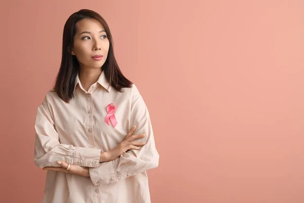 Fiatal Ázsiai Rózsaszín Szalaggal Színes Háttérrel Emlőrák Tudatosságának Fogalma — Stock Fotó