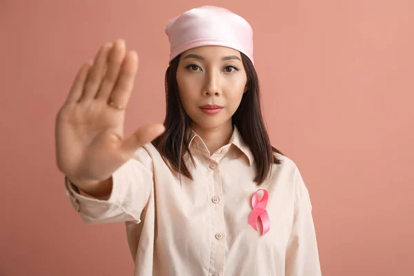 Mujer Asiática Joven Con Cinta Rosa Que Muestra Gesto Stop — Foto de Stock