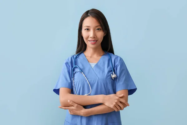 Enfermeira Asiática Feminina Fundo Azul — Fotografia de Stock