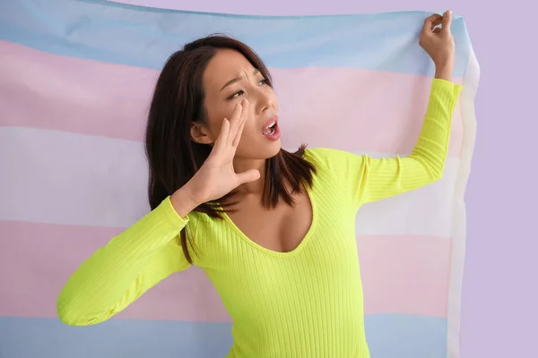 Gritando Mujer Asiática Con Bandera Transgénero Fondo Color — Foto de Stock