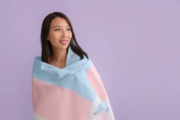 Молодая Азиатка Трансгендерным Флагом Сиреневом Фоне — стоковое фото