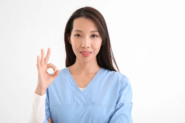 Enfermeira Asiática Mostrando Fundo Branco — Fotografia de Stock