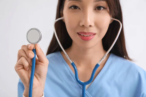Asiatisk Läkare Med Stetoskop Ljus Bakgrund — Stockfoto