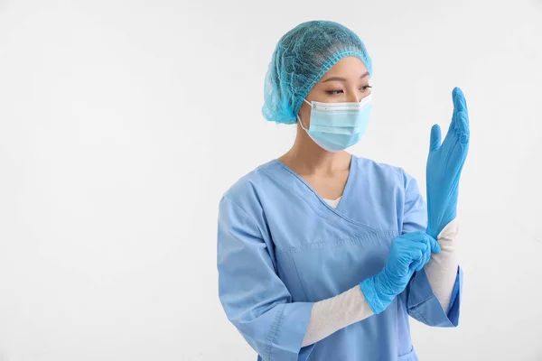 Азійська Медсестра Медичній Масці Вдягає Гумові Рукавички Білому Тлі — стокове фото