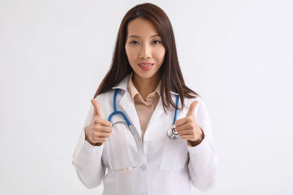 Žena Asijské Lékař Ukazující Palec Nahoru Bílém Pozadí — Stock fotografie
