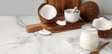 Hafif arkaplanda hindistan cevizli yoğurt kavanozu