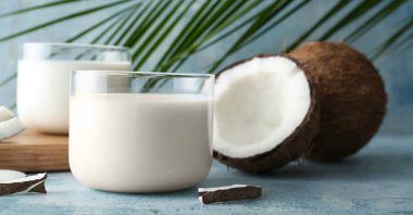 Mavi arka planda taze hindistan cevizi sütü bardakları