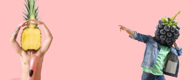 Pembe arka planda kafaları yerine olgun ananas ve böğürtlen olan insanlar.