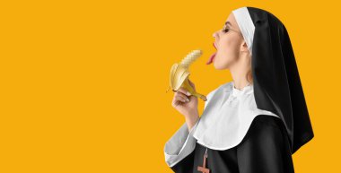 Sarı arka planda muzlu seksi bir rahibe ve mesaj için yeri var. Sansür kavramı