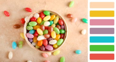 Bej arka planda tatlı şekerlerle dolu bir kase. Farklı renk desenleri