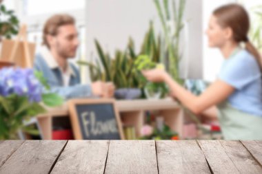 Çiçekçide boş ahşap masa
