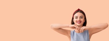 Bej arkaplanda kırmızı dudakları olan mutlu bir kadın.