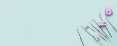 Metin için boşluk ile ışık arkaplan üzerinde dişçi araçları