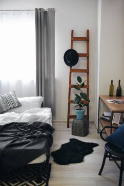 Merdiveni ve raf ünitesi olan şık bir yatak odası.