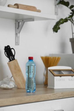 Mutfak masasında plastik temiz su şişesi.