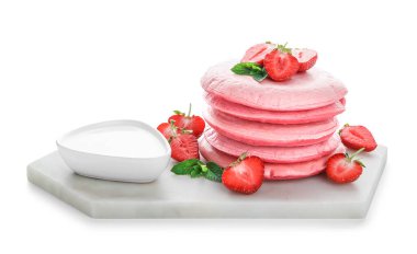 Lezzetli pembe krepler, çilek ve beyaz arka planda bir kase ekşi krema.