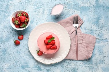 Renkli arkaplanda lezzetli krep, çilekli ve ekşi kremalı kompozisyon