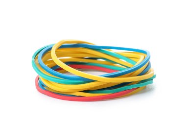 Beyaz arkaplanda izole edilmiş renkli lastik bantlar yığını