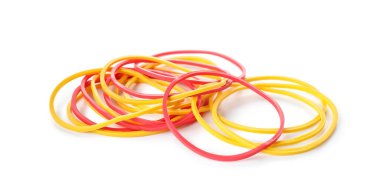 Beyaz arka planda bir yığın lastik bant