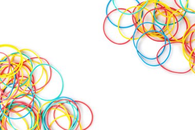 Beyaz arka planda izole edilmiş farklı lastik bantlar