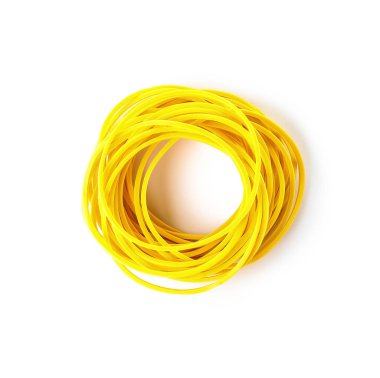 Beyaz arkaplanda izole edilmiş sarı lastik bantlar yığını
