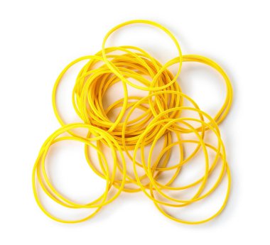 Beyaz arkaplanda izole edilmiş sarı lastik bantlar yığını