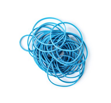 Beyaz zemin üzerinde mavi lastik bantlar yığını
