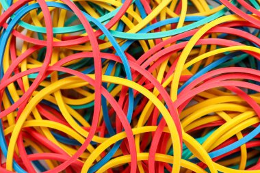 Arkaplan olarak renkli lastik bantlar, yakın plan