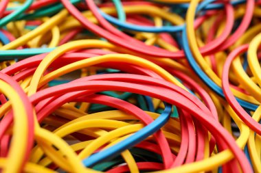 Arkaplan olarak renkli lastik bantlar, yakın plan