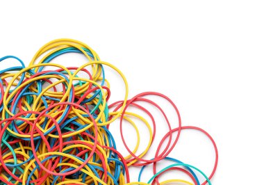 Beyaz arka planda birçok lastik bant