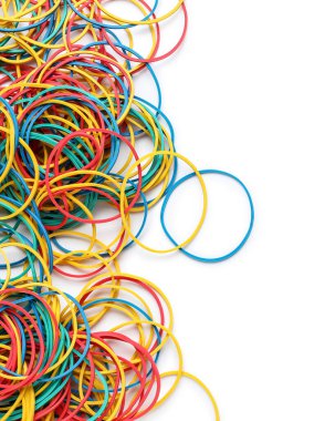 Beyaz arka planda birçok lastik bant