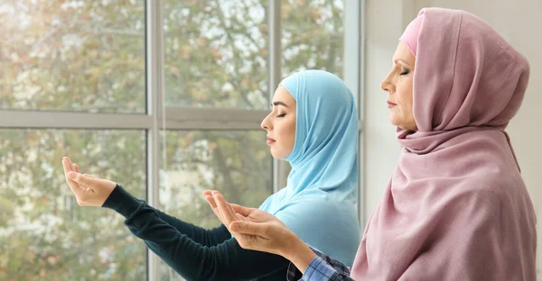 穆斯林妇女和她的女儿在房间祈祷 — 图库照片