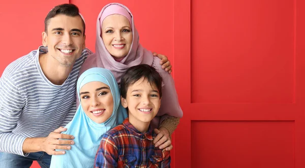 Porträt Einer Glücklichen Muslimischen Familie Auf Rotem Hintergrund Mit Platz — Stockfoto