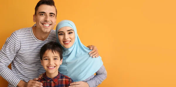 Portret Szczęśliwej Muzułmańskiej Rodziny Pomarańczowym Tle Miejscem Tekst — Zdjęcie stockowe