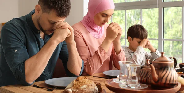 Familia Musulmana Rezando Juntos Antes Del Desayuno Celebración Del Eid — Foto de Stock