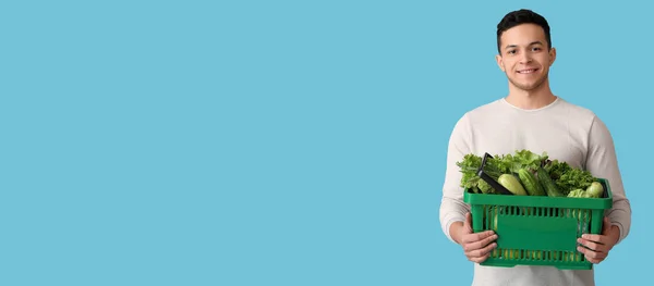 Молодой Человек Держит Корзину Свежими Зелеными Овощами Синем Фоне Местом — стоковое фото