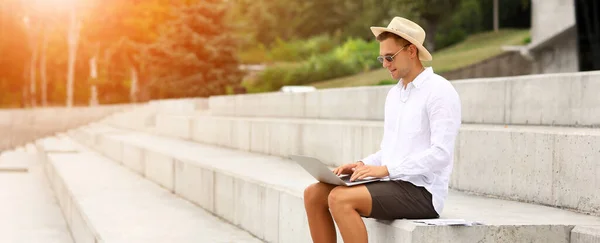 Young Male Blogger Laptop Sitting Outdoors — Fotografia de Stock