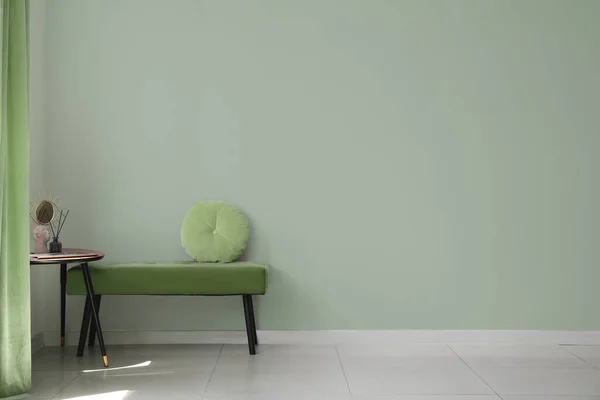 Comfortable Bench Pillow Table Light Green Wall Room — Stockfoto
