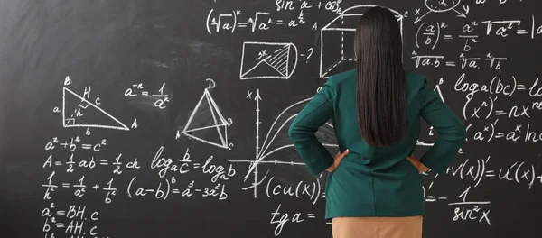 Žena Učitel Matematiky Blízkosti Tabule Třídě Pohled Zezadu — Stock fotografie