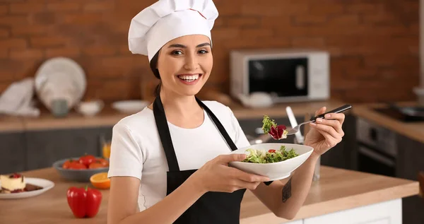 Female Chef Tasty Vegetable Salad Kitchen — Fotografia de Stock