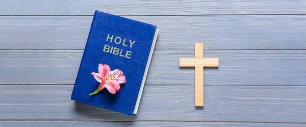 Holy Bible Lily Flower Cross Wooden Background — 스톡 사진