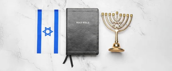 Флаг Израиля Священная Библия Менора Светлом Фоне — стоковое фото