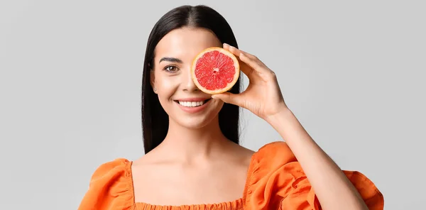 Schöne Junge Frau Mit Grapefruit Auf Grauem Hintergrund — Stockfoto