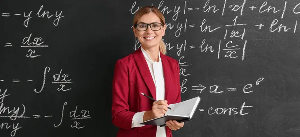教室黑板旁边漂亮的数学老师 — 图库照片