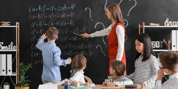 Guru Matematika Melakukan Pelajaran Kelas — Stok Foto